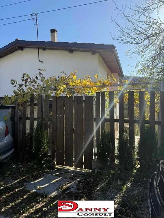 Двуетажна къща с двор в с. Малки чифлик, общ. В.Търново