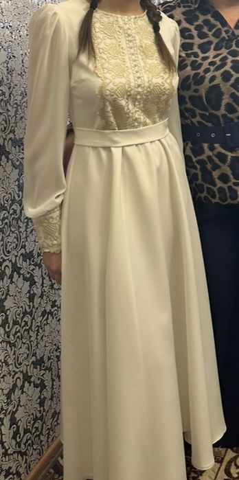 Продам белое платье с орнаментом