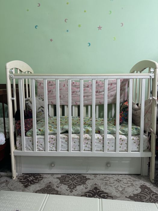 Детская кроватка, коляска (1), стульчик для кормления, шезлонг