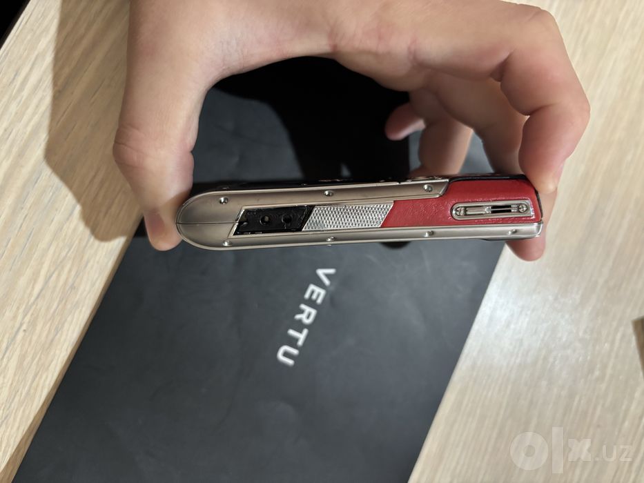 Телефон Vertu б/у колобарация с Ferrari красного цвета