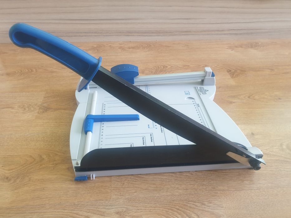 Гилотина за рязане на хартия