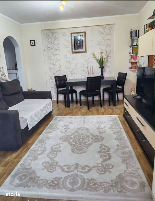 De vanzare apartament cu 2 camere, spatios, cu balcon, zona scolii nr1