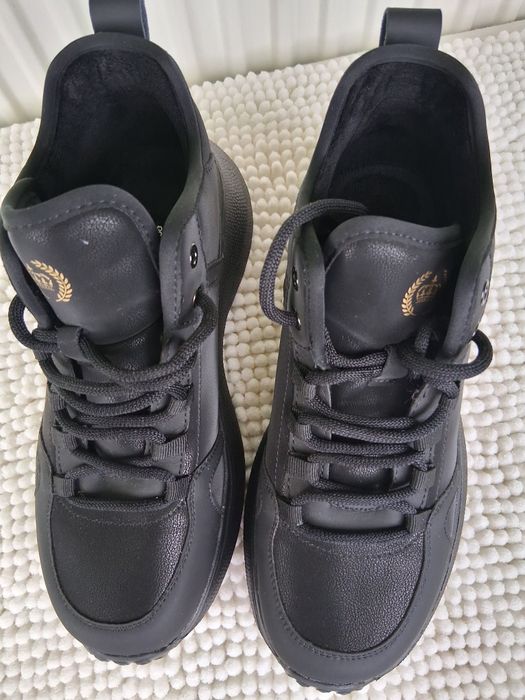 Vând, ghete noi ușoare îmblănite și pe talpă mărimea 39 ,24,5cm.