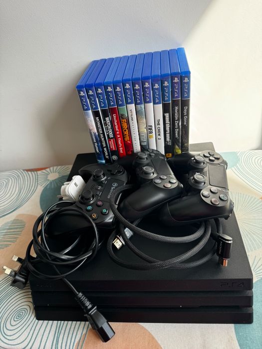 PlayStation 4 Pro 1 Terra + 12 jocuri + 3 controllere + accesorii