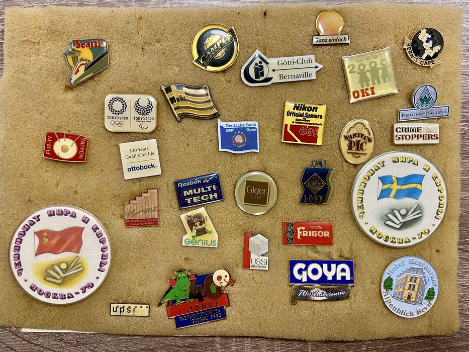 Продавам колекция от медали, значки и паметни знаци