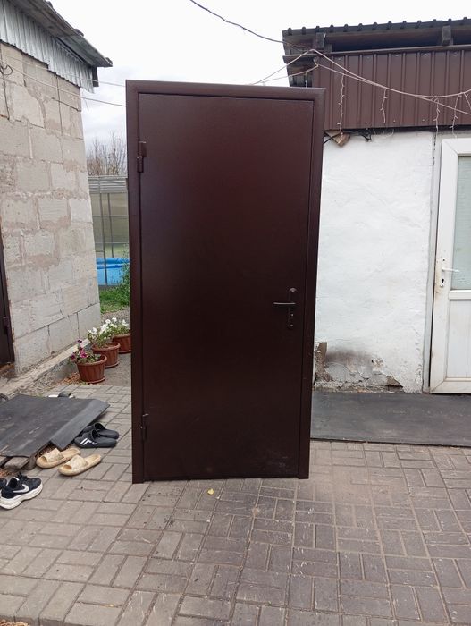 Продам металлическую дверь.