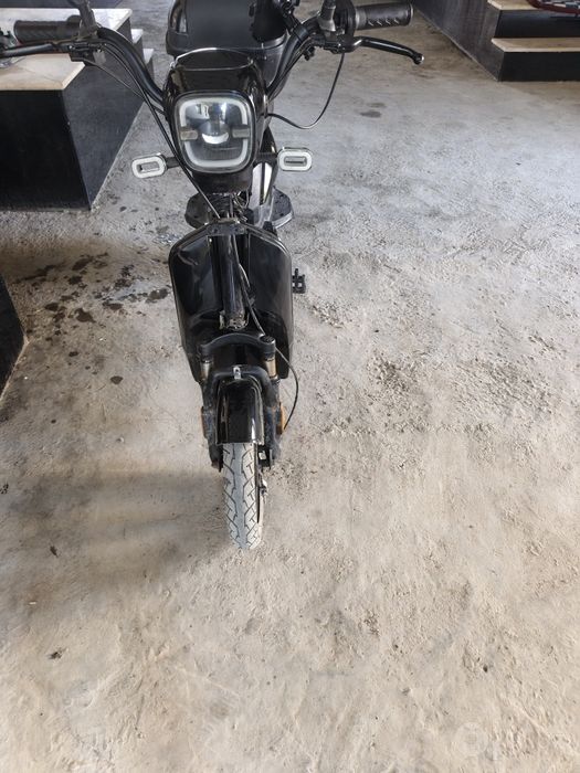 Sukuter elektronik bir zaryad bilan 60 km