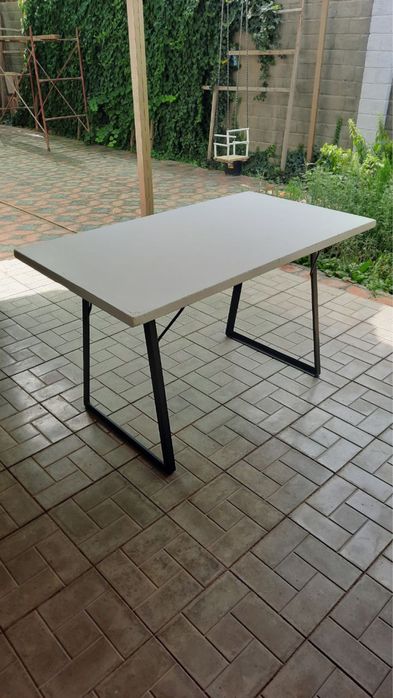 Продаётся стол в хорошем состояние