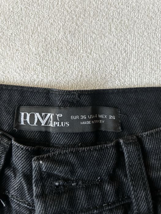 Черни дънки с ефектни камъчета