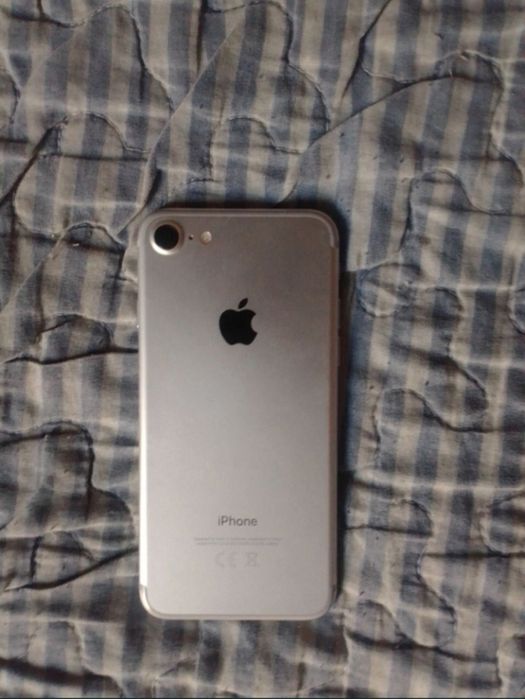 Продам iPhone 7.