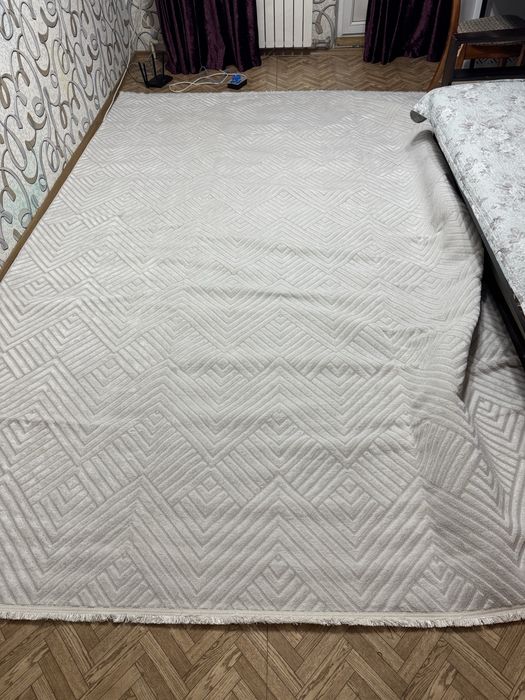 Ковер 250-350 абсолютно новый срочно продается