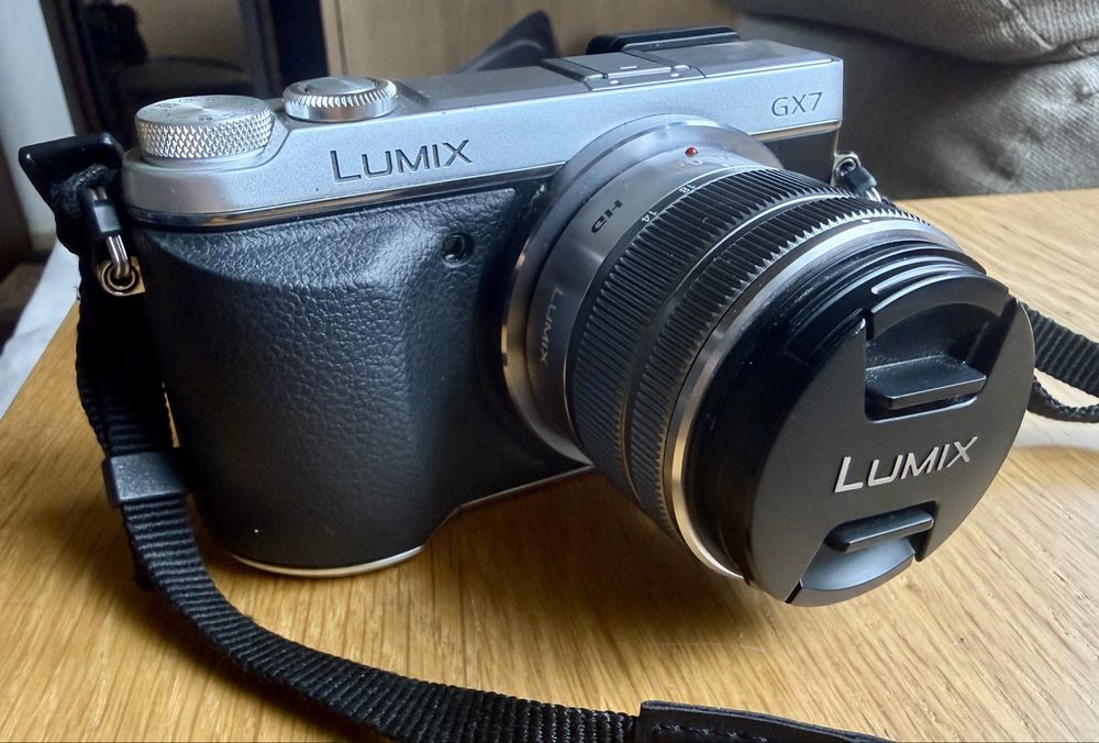 Aparat foto Mirrorless Panasonic Lumix GX7 cu obiectiv 14x42 mm – Doar 7.863 cadre - Stare excelentă