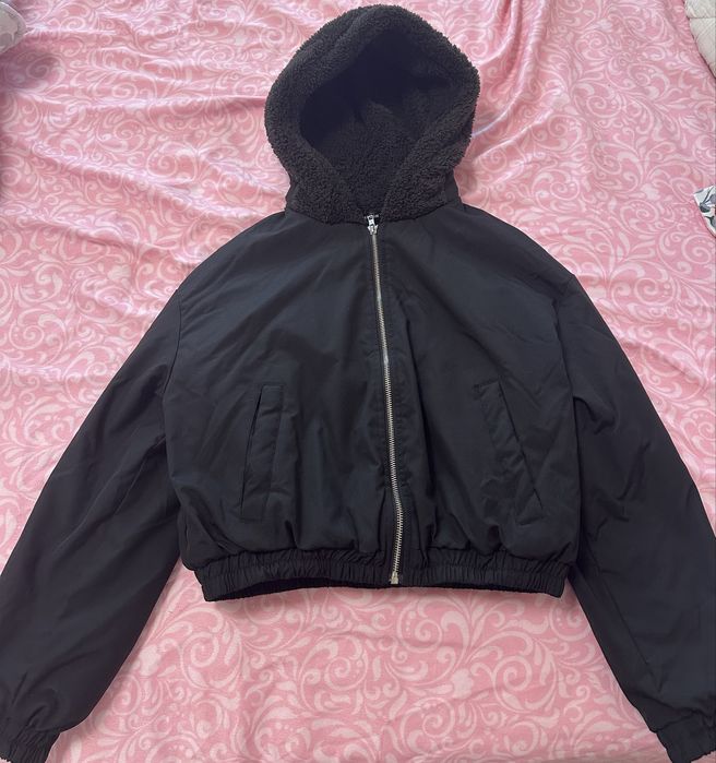 Продавам дамско яке със плюш от вътрешната му страна
