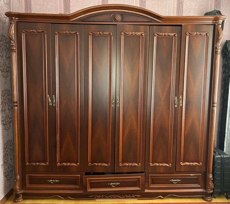 Сервант и шкаф с комодом