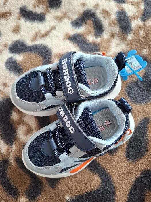 Продам детские кроссовки