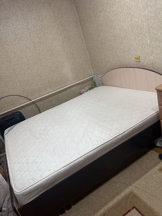 продам большую кровать и две тумбы