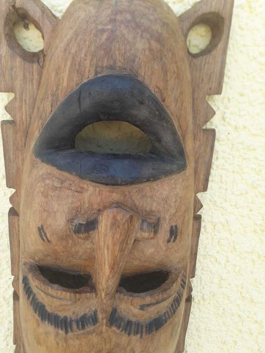 Masca africana din lemn sculptata manual