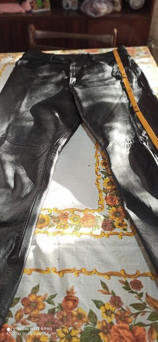 Якета и панталони за мотоциклет от естествена кожа.