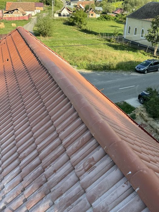 Expertiză în montaj țiglă metalică, reparații și renovări. Protejăm investitia ta cu profesionalism și termene exacte.