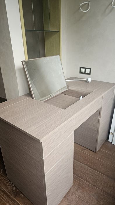 Продаётся косметический стол