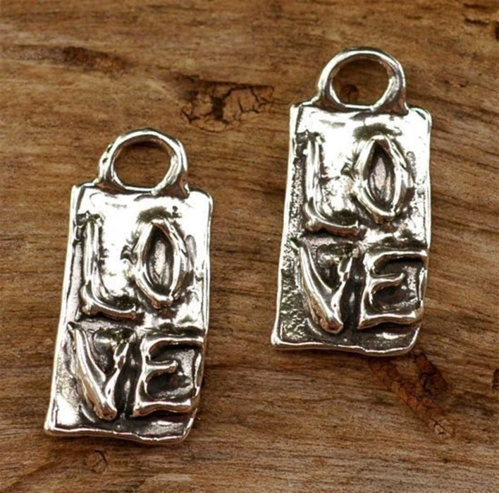 Сребърен медальон 925 „LOVE“ – скулптурен талисман за любов.