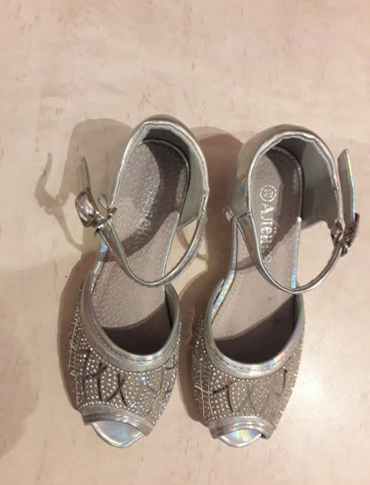 Продам детские босоножки