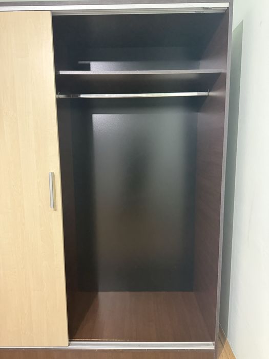 Dulap cu uși glisante – stare bună