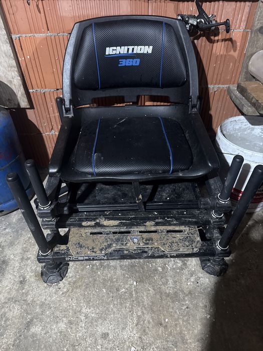 Scaun modular cu un brat reglabil si unu fix