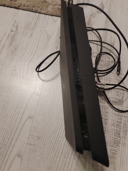 Consolă slim PS 4 cu 2 console și 1 joc FIFA