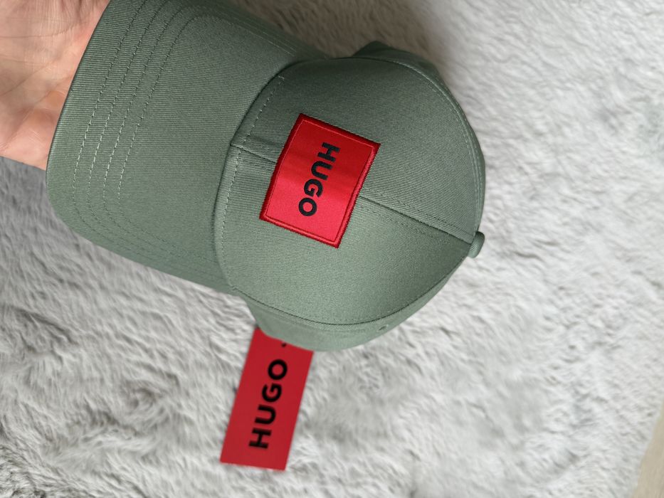 Hugo sapca unisex culoare verde masliniu cu logo rosu marime universala noua originala