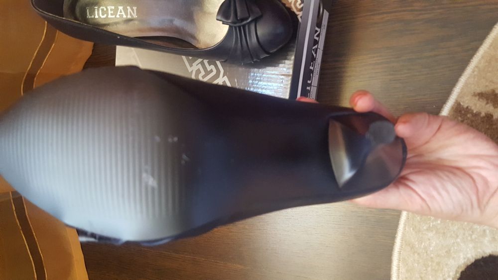 Pantofi bleumarin cu toc cui, noi