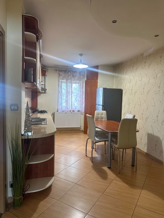 Inchiriez apartament cu 3 camere pe strada Gorunului