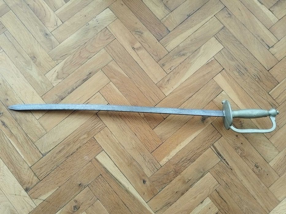 Старинна рапира, шпага, меч, сабя. Стара маска, шлем за фехтовка