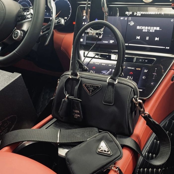 Отделни чанти Chanel и Prada