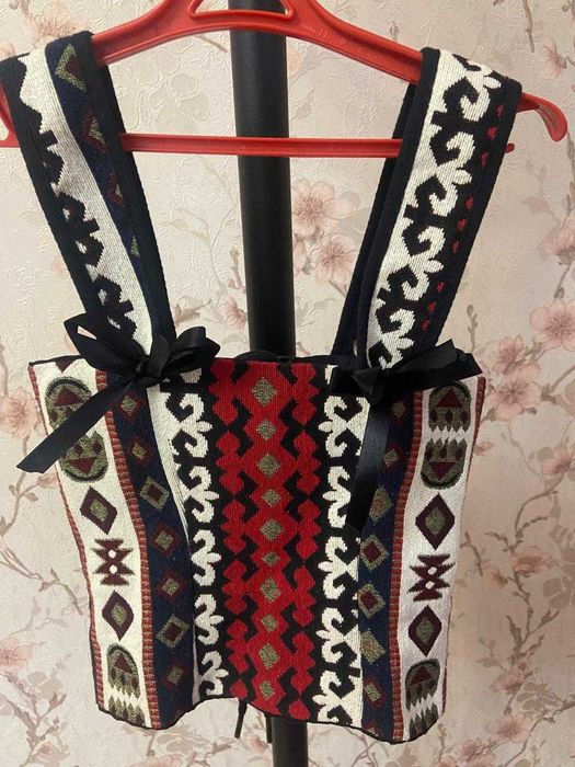 Продам школьные национальные жилетки на девочку