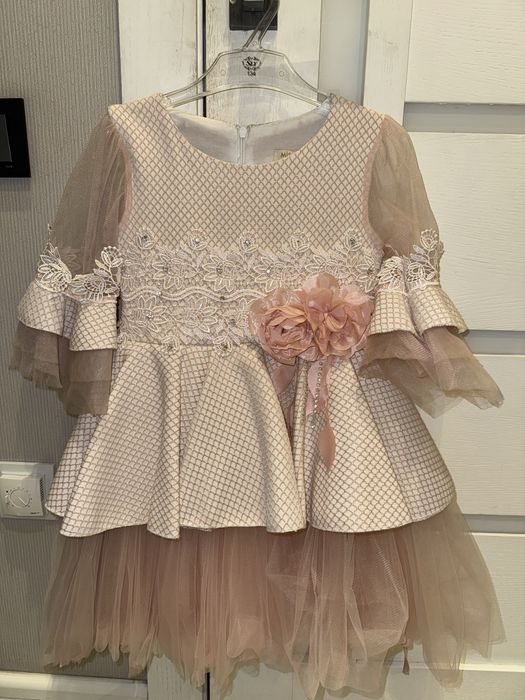 Продается нарядное платье для девочки