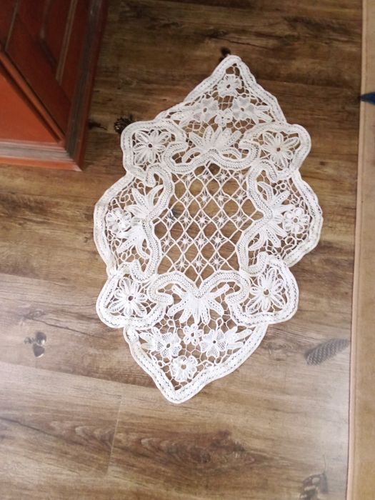 4 macrameuri , o fata de masă