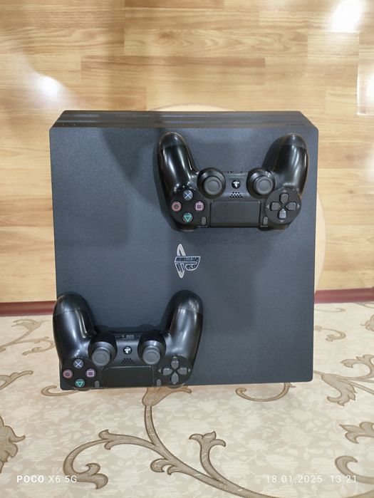 Ps4 pro  продаю с 4 играми
