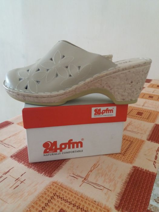 Продается женская обувь.