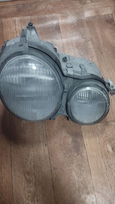 Продам фару на Мерседес
