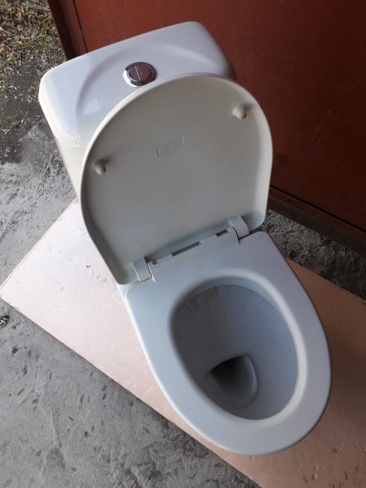 Продам унитаз санфаянс