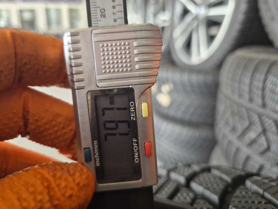 Vând set anvelope iarna bridgestone 235.50.19