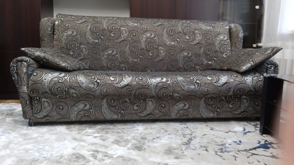 Диван с подушками