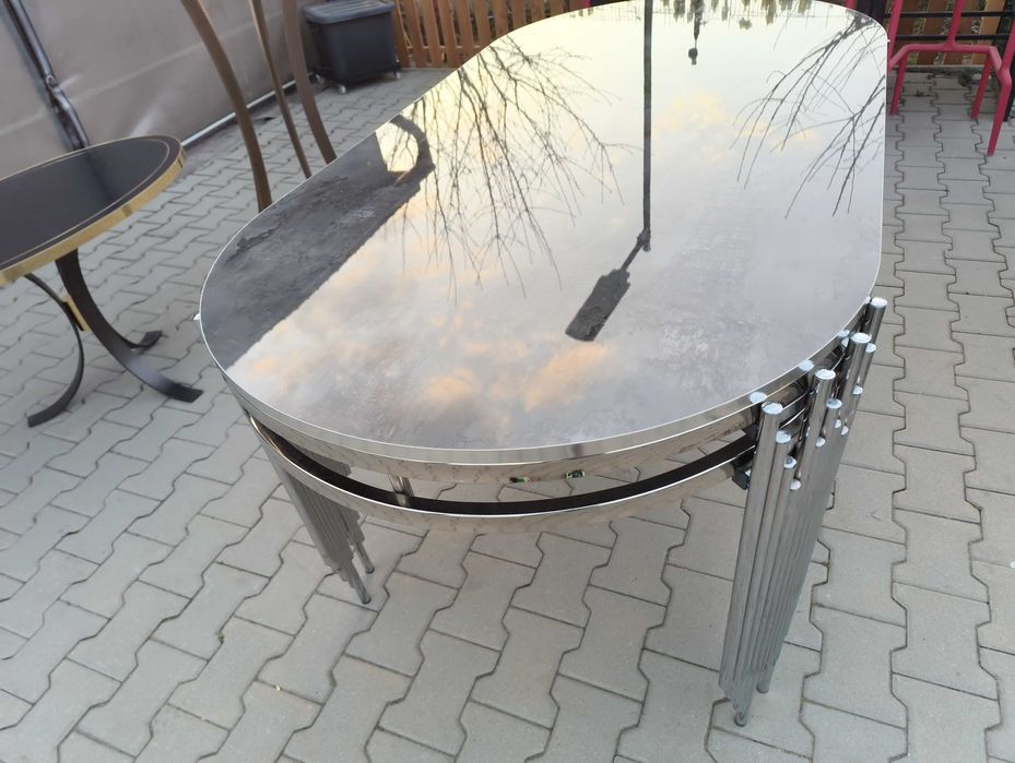 Masa deosebita ovala ,Julia