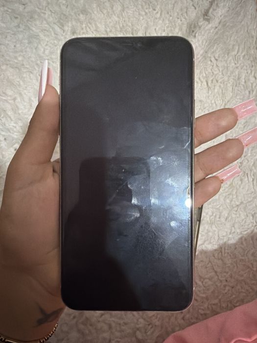 Iphone 11 pro max  de vanzare baterie buna singura problema este putin spart pe spate