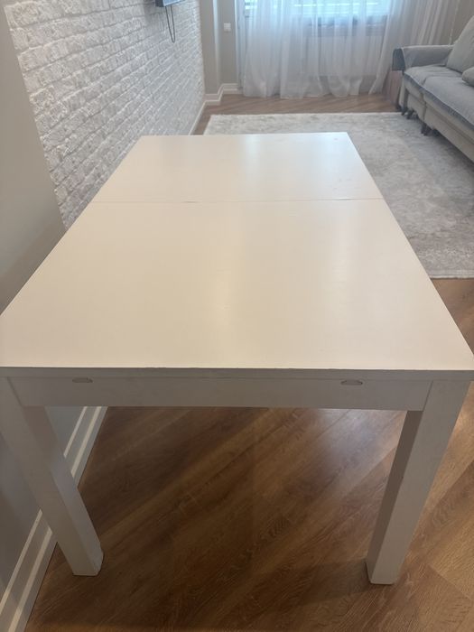 Продам стол белый