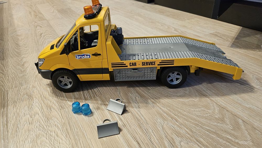 Hot wheels Burago Писта,гараж няколко нива с асансьор, без забележки!