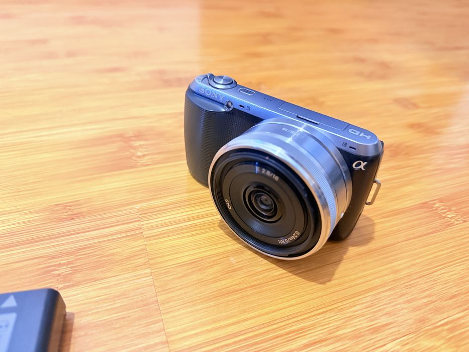 Aparat Foto Sony NEX-C3 , obiectiv Sony E 16mm F2.8 cu ultrawide converter 0.75x inclus (pancake)