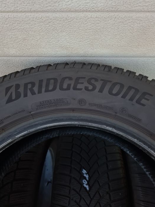 Зимни гуми 4 броя BRIDGESTONE BLizzak  LM005 215 60 R16 дот 2024