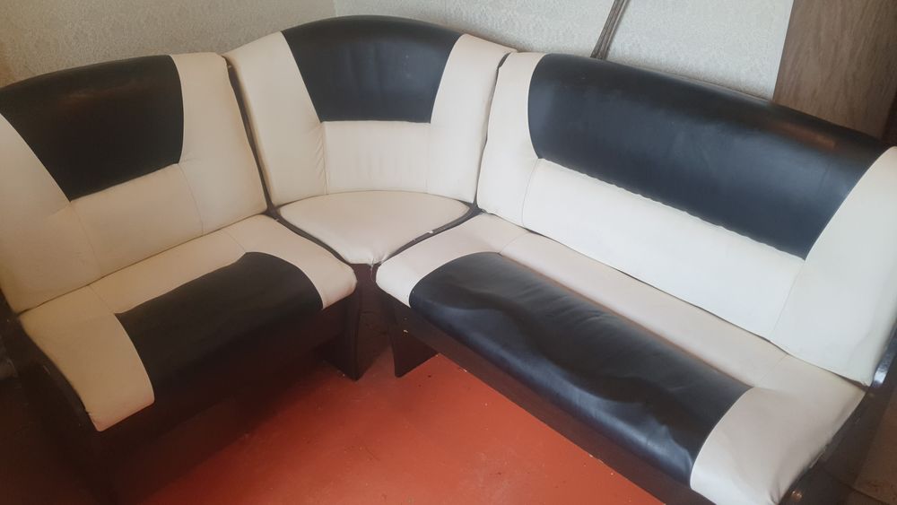 Продаю уголок в хорошем состоянии